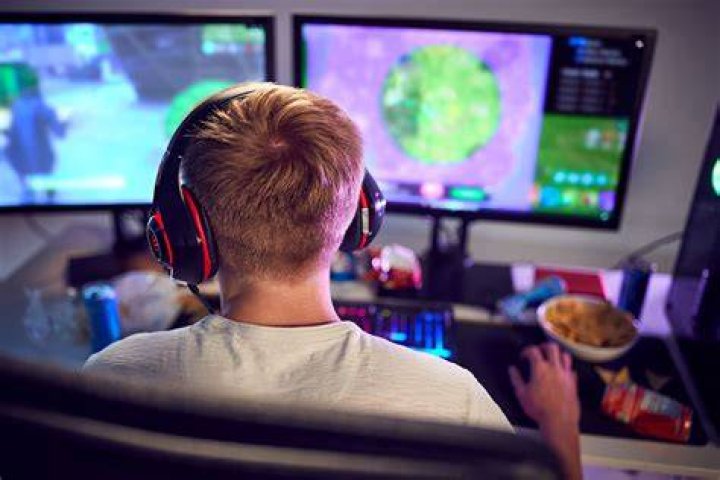 Can I have 2 monitors with different refresh rates?