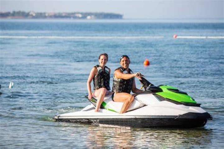 Can you barefoot ski behind a jet ski?