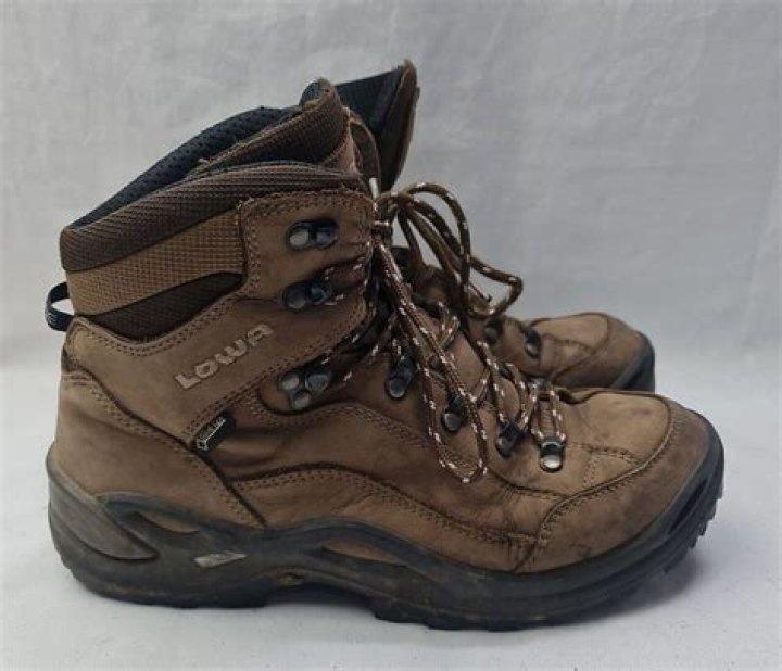 How do you get the smell out of hiking boots?