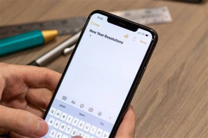 How do you prioritize notes on iPhone?