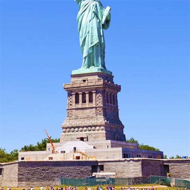 How is the Statue of Liberty a symbol of freedom?