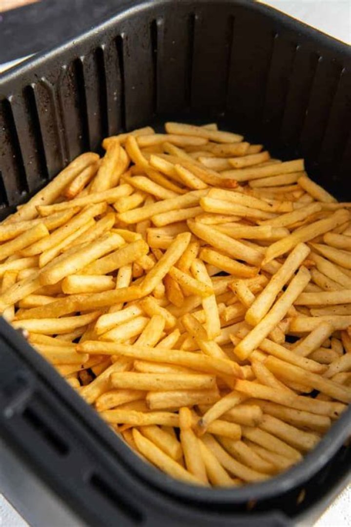 How long does it take to cook frozen French fries in an air fryer?
